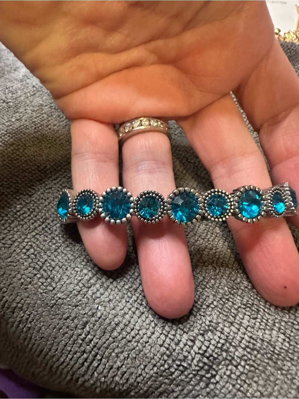 Stretch bracelet with blue gemstones